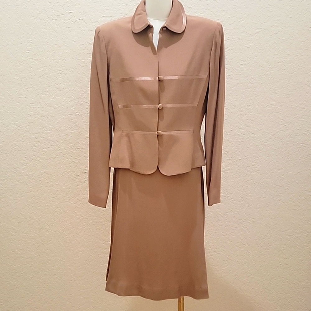 LIKE NEW Hannah Hardy Elegant Tan 2 Piece Skirt Suit.   Size 4